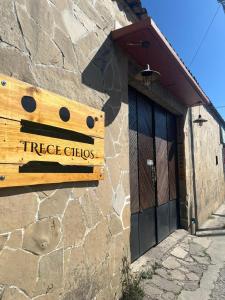 un letrero de una clínica arborícola al lado de un edificio en 13 Cielos Hostel en San Cristóbal de Las Casas