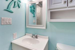 Ванна кімната в Hilton Head Island Condo with Coligny Beach Access!