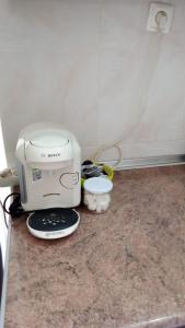 a toaster sitting on top of a counter next to aether at Estúdio Vieira in Praia