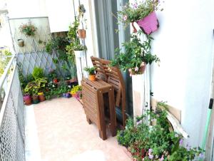 un balcone con un mazzo di piante e fiori di Catania Centre Urban Art B&B a Catania