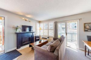 Una sala de estar con un sofá y una chimenea. en Steps to the Hill 1 Bedroom CraveTV, en Blue Mountains