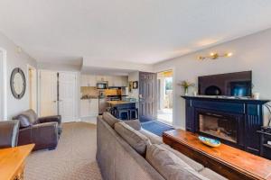 Una sala de estar con un sofá y una chimenea. en Steps to the Hill 1 Bedroom CraveTV, en Blue Mountains