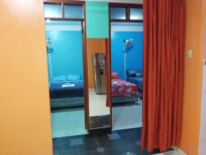 Habitación con espejo y habitación con cama en Hospedaje EDUCOL en Moyobamba