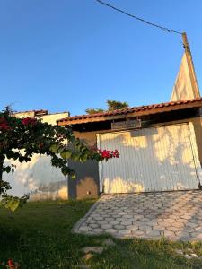 ein Gebäude mit einem Tor und einer steinernen Einfahrt in der Unterkunft Chácara Pedra Branca in São Roque
