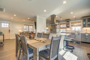 cocina con mesa de madera y sillas en Wrightsville Beach Home with Fenced Yard en Wrightsville Beach