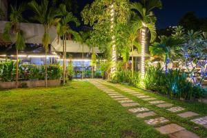 een loopbrug met verlichting in een tuin 's nachts bij Damnak Soksan Hotel in Siem Reap