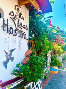 a wall with plants and flowers on it at Casa del Lago Lodging House in Puerto Ayora