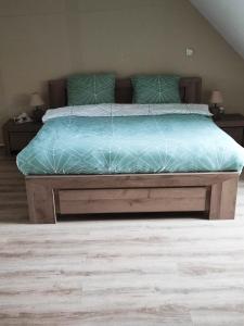 een bed met groene lakens en kussens in een slaapkamer bij " Le Provinois " Proxy cité médiévale - Centre ville in Provins