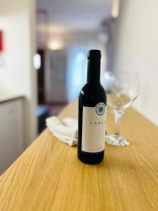 eine Flasche Wein auf einem Tisch mit einem Glas in der Unterkunft Casa46 in Olhão