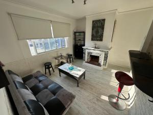 - un salon avec un canapé et une cheminée dans l'établissement Departamentos Quintaviña K15, à Viña del Mar