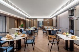 a dining room with tables and chairs at Fairfield by Marriott Bijie in Bijie