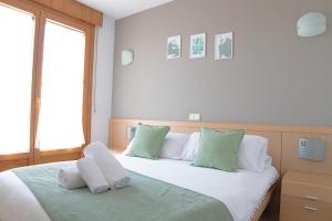 Un pat sau paturi într-o cameră la Hostal-Casa Rural Rosa-Nonna