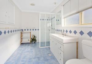 Koupelna v ubytování The Quarterdeck + 10 fotografií