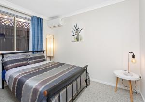 Postel nebo postele na pokoji v ubytování The Quarterdeck