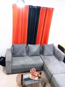 sala de estar con sofá y mesa en Pagadian Staycation in Camella 2, en Pagadían​