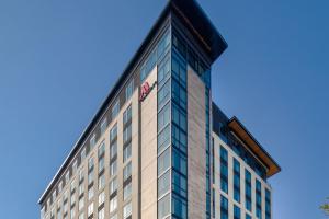 a tall building with a amazon sign on it at Marriott Dallas Uptown in Dallas