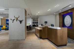 un vestíbulo de oficina con recepción con cabezas de ciervo en la pared en Fairfield Inn & Suites Fort Worth Downtown/Convention Center en Fort Worth