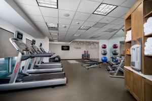 uma sala de fitness com passadeiras e equipamento cardiovascular em Fairfield Inn & Suites Fort Worth Downtown/Convention Center em Fort Worth