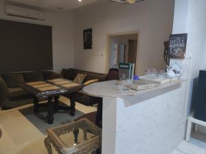 a living room with a counter and a table at روز حي الربوه في الرياض in Riyadh