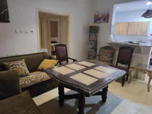 sala de estar con sofá, mesa y sillas en روز حي الربوه في الرياض en Riad