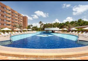 a large swimming pool with chairs and a hotel at Gran Lençóis Flat - Barreirinhas -MA in Barreirinhas