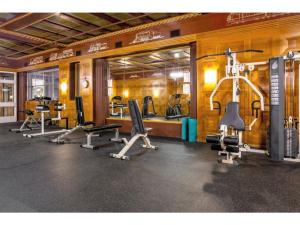 um ginásio com vários equipamentos de exercício numa sala em Modern Apartment Close To Everything CozySuites em Indianápolis