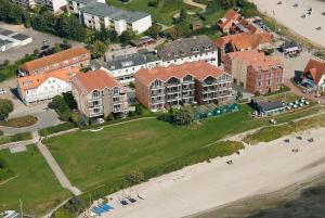 - une vue aérienne sur un complexe avec une plage et des bâtiments dans l'établissement Meeresblick-Strandkorb-Haus-3-WE-46, à Hohwacht