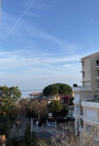 een uitzicht op een stad met een gebouw bij Nice studio near the sea in Arcachon