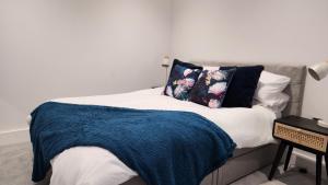 Tempat tidur dalam kamar di 1 Bedroom High End Apartment City Centre