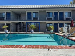 a swimming pool in front of a building at Motel 6-Simi Valley, CA in Simi Valley