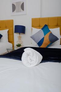 - une serviette blanche assise au-dessus du lit dans l'établissement The Hidden Fishponds Gem, à Bristol