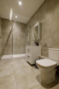 une salle de bain avec toilettes et douche dans l'établissement The Hidden Fishponds Gem, à Bristol