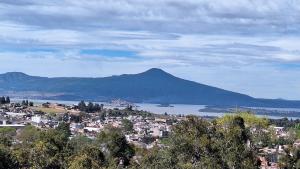 a view of a city with a mountain in the background at Departamento Vistas de Patzcuaro con terraza vista hacia el lago in Pátzcuaro