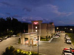 un edificio con un cartel en un estacionamiento en Hampton Inn Elkins, en Elkins