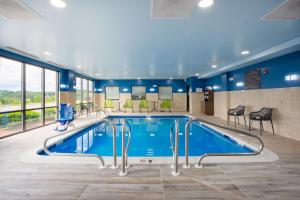 einen Pool in einem Hotelzimmer mit blauen Wänden in der Unterkunft Hampton Inn Elkins in Elkins