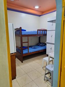 Habitación con 3 literas y mesa. en Apart Hotel - Alter Temporada, en Manaus