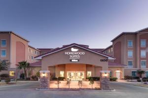una vista frontal de un edificio de hospitalidad con un hotel en Homewood Suites by Hilton El Paso Airport, en El Paso