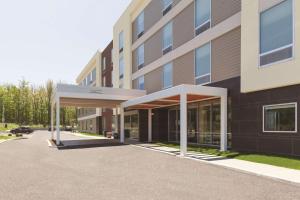 um edifício com um parque de estacionamento em frente em Home2 Suites by Hilton Erie em Erie