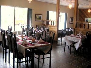 a dining room with tables and chairs in a restaurant at Villagers Inn in Fruitvale