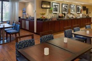 a restaurant with tables and chairs and a bar at Hampton Inn New Bedford/Fairhaven in Fairhaven