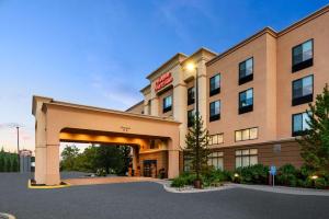 een hotelgebouw met een boog op een parkeerplaats bij Hampton Inn & Suites Fairbanks in Fairbanks