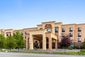 uma representação de um edifício hospitalar em Hampton Inn & Suites Fairbanks em Fairbanks