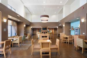 a dining room with tables and chairs in a restaurant at Hampton Inn & Suites Madera in Madera