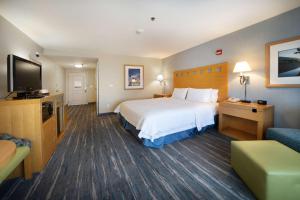 Habitación de hotel con cama y TV en Hampton Inn & Suites Madera, en Madera