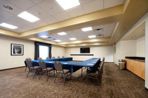 een vergaderzaal met een blauwe tafel en stoelen bij Hampton Inn & Suites Madera in Madera