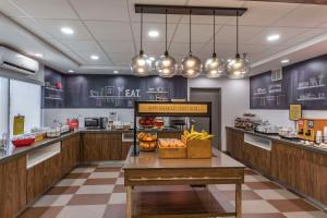 een restaurant met een bar met fruit erop bij Hampton Inn Fort Collins in Fort Collins