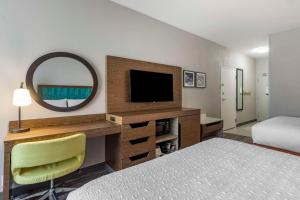 Postel nebo postele na pokoji v ubytování Hampton Inn Fort Collins