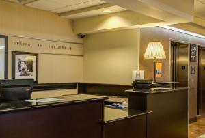 una sala de espera con un cartel de bienvenida en la pared en Hampton Inn Frankfort en Frankfort