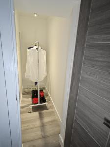 a hallway with a walk in shower and a room with a door at Penthouse Studio by Regent's Park/Euston in London