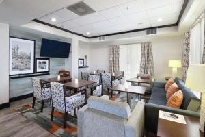 A seating area at Hampton Inn Sierra Vista